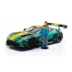 Avant Slot Aston Martin Vantage AMR GT3 Evo Test Car avec Figurine – AV52902